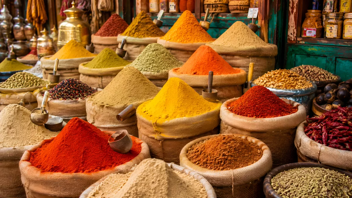 Bunte Gewürzberge auf einem orientalischen Markt