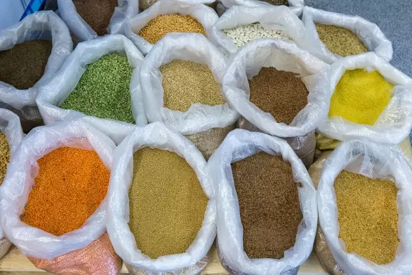 Bunte Gewürze, Bohnen und Samen in großen Plastiksäcken