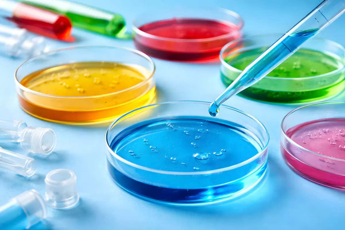 Bunte Glasbehälter mit Chemikalien in Labor