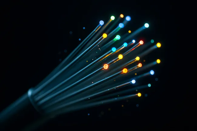 Bunte Glasfaserkabel in dunkler Umgebung