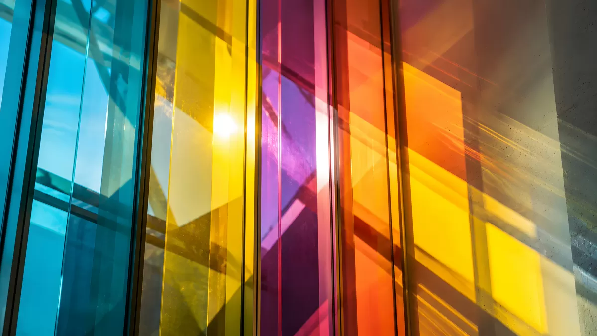Bunte Glasfassade mit Lichtreflexen in Regenbogenfarben