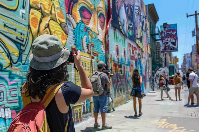 Bunte Graffiti-Wand in der Großstadt