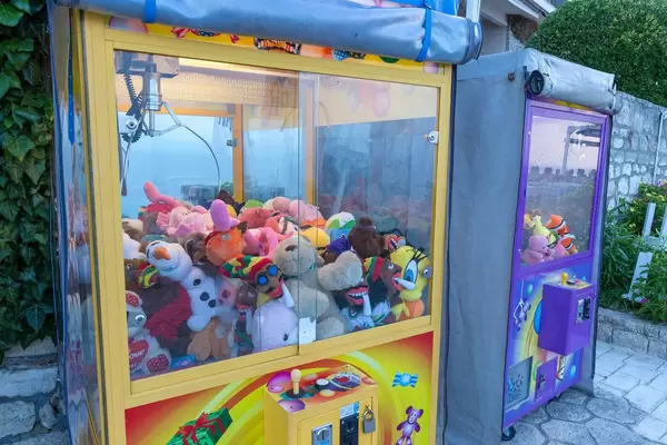 Bunte Greifautomaten mit Stoffpuppen
