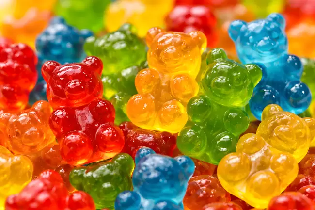 Bunte Gummibärchen in leuchtenden Farben