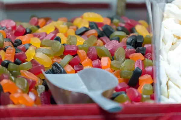 Bunte Gummibonbons im Lebensmittelladen