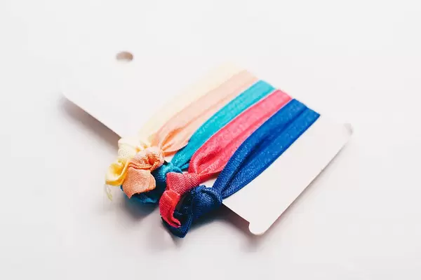 Bunte Haargummis vor weißem Hintergrund