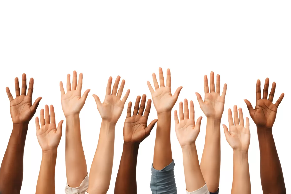 Bunte Hände heben sich stolz und hoffnungsvoll