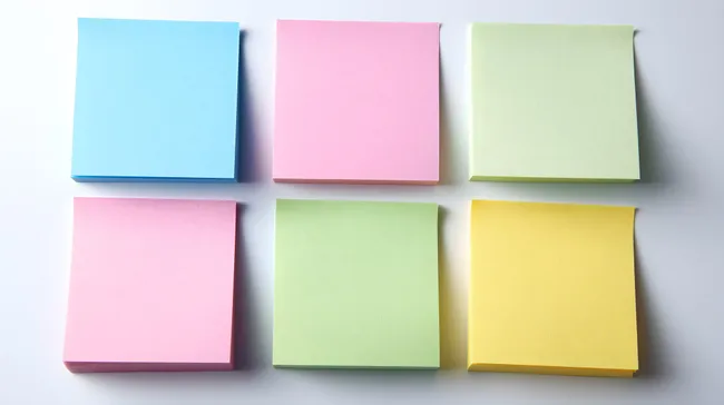 Bunte Haftnotizen auf weißem Hintergrund