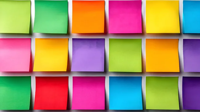 Bunte Haftnotizen-Collage in auffallenden Farben