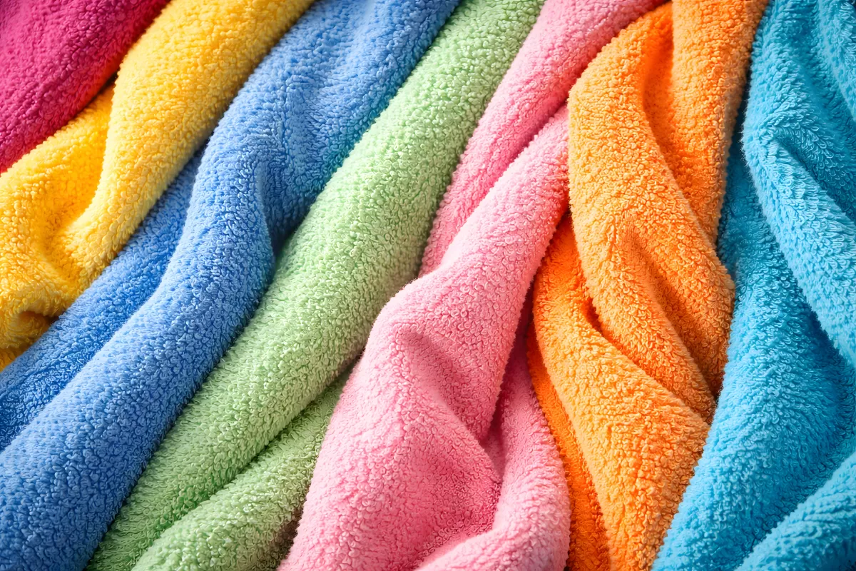 Bunte Handtücher in verschiedenen Farbtönen