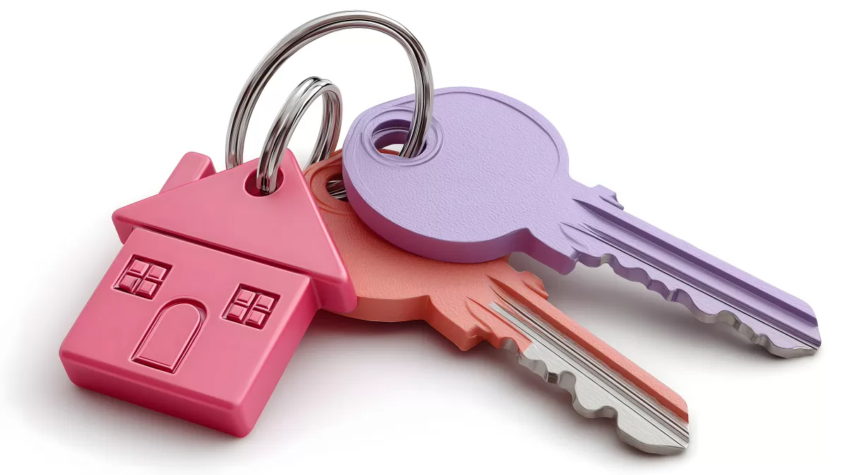 Bunte Hausschlüssel vor weißem Hintergrund