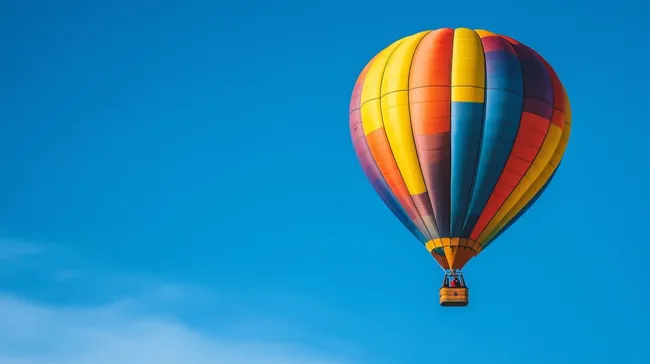 Bunte Heißluftballons im strahlend blauen Himmel
