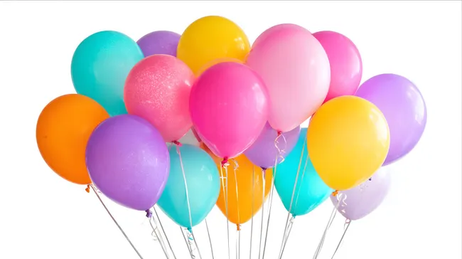 Bunte Helium-Luftballons in verschiedenen Farben