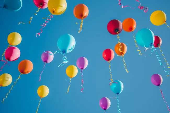 Bunte Heliumballons am strahlend blauen Himmel