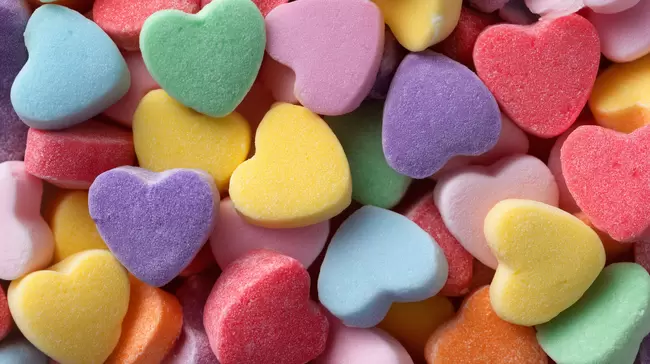 Bunte Herzkonfetti in verschiedenen Farben