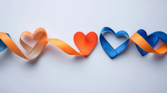 Bunte Herzschleifen auf weißem Hintergrund