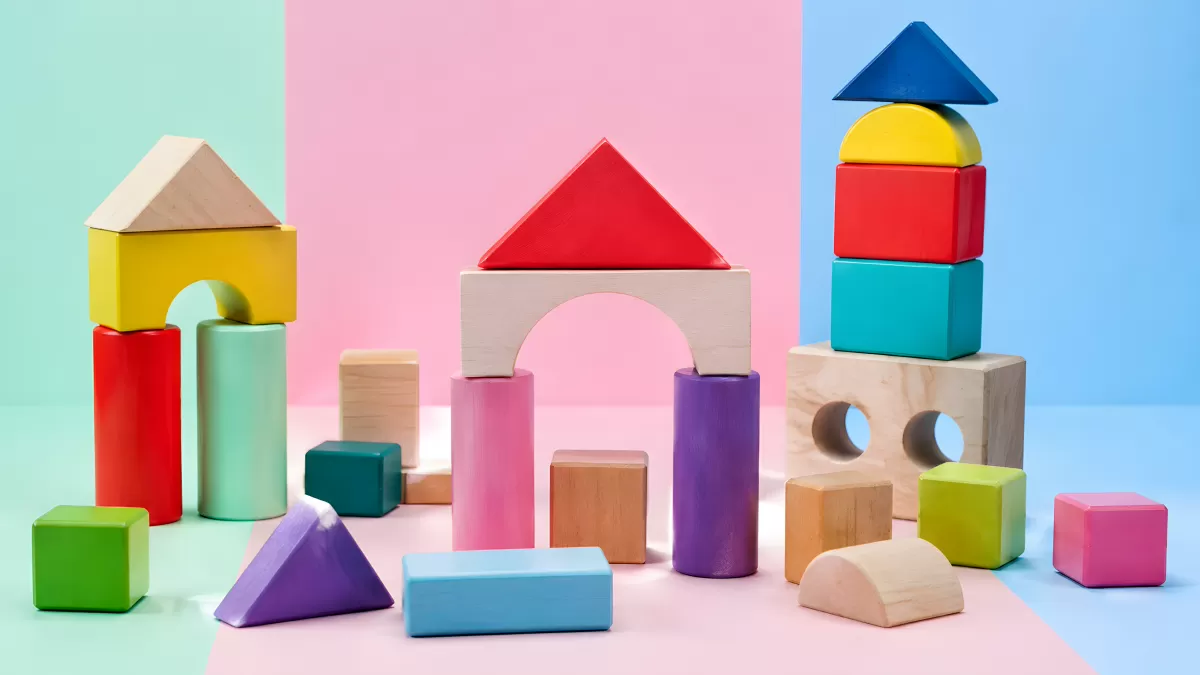 Bunte Holzbausteine als Türme und Häuser arrangiert
