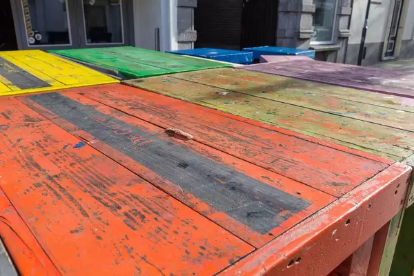 Bunte Holztische in der Fussgängerzone in Venlo