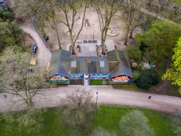 Bunte Kindertagesstätte im Park