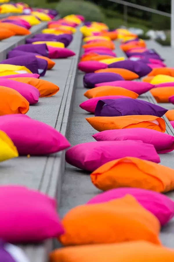 Bunte Kissen auf den Treppen - IAAF Leichtathletik-Weltmeisterschaften 2017 in London