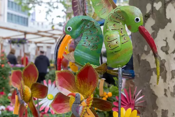 Bunte Kolibris aus Blech