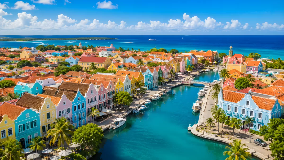 Bunte Kolonialarchitektur am Hafen von Willemstad Curaçao
