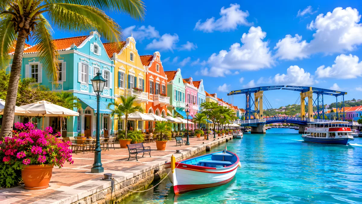 Bunte Kolonialarchitektur am Hafenbecken von Willemstad