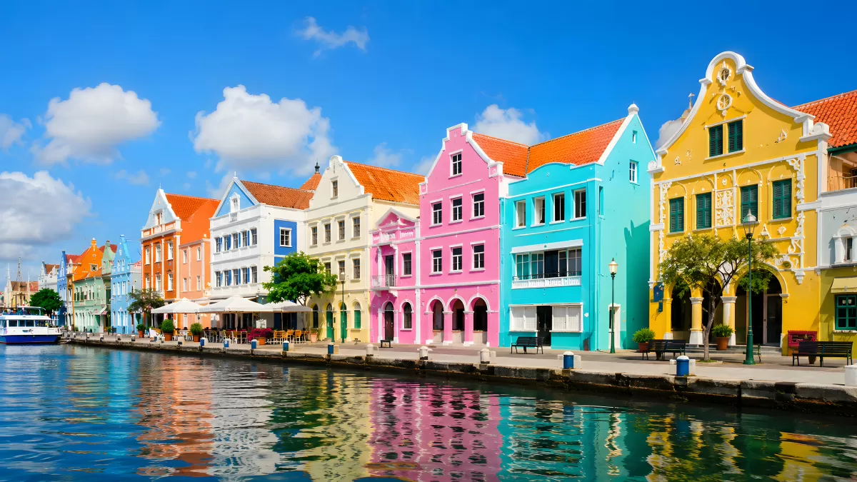 Bunte Kolonialbauten am Kanal in Willemstad Curaçao