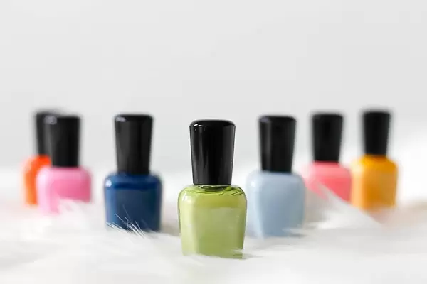 Bunte Kosmetikprodukte zur Maniküre und Pediküre