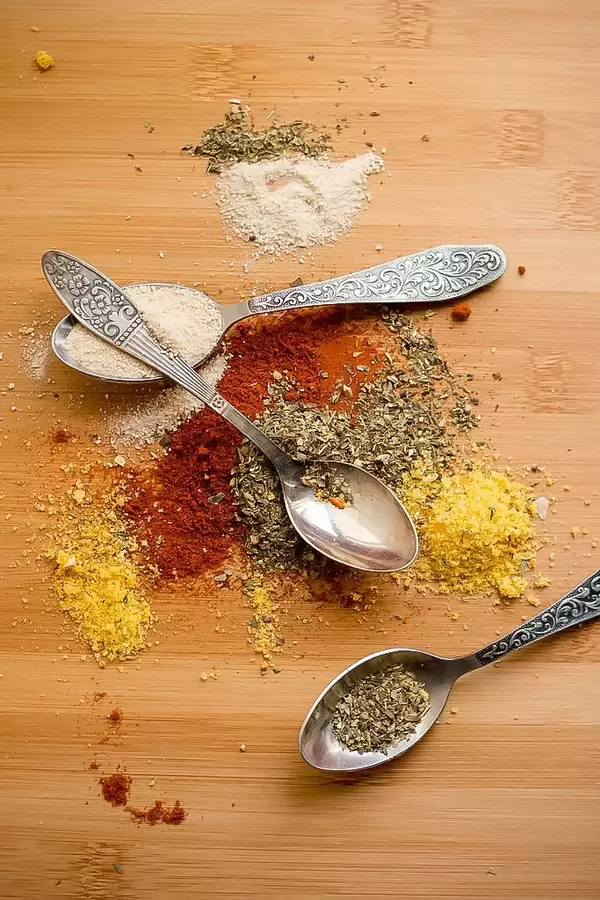 Bunte Kräuter als Kochzutaten auf einem Holzbrettchen