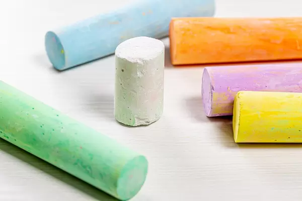 Bunte Kreide auf einem Holztisch für Zeichnen im Freien