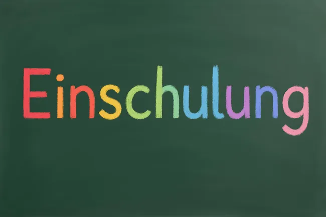 Bunte Kreide-Aufschrift 'Einschulung' auf Tafel