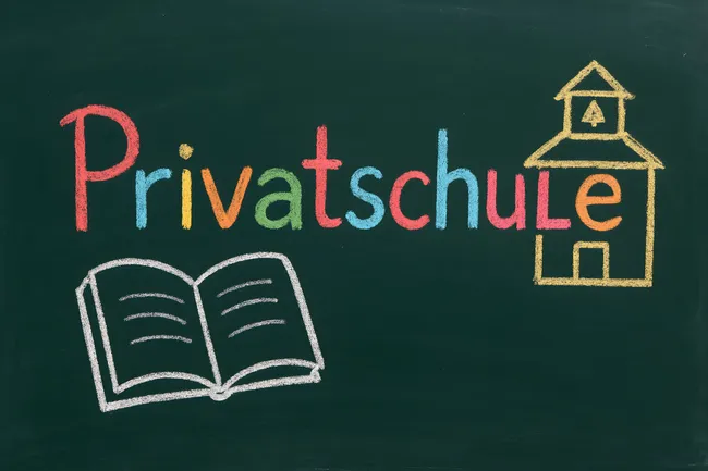 Bunte Kreide-Illustration für Privatschule mit Schulgebäude und Buch