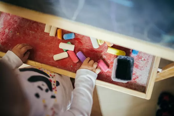 Bunte Kreidesammlung der kleinen Mädchen