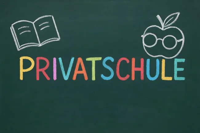 Bunte Kreidetafel mit Privatschul-Konzept