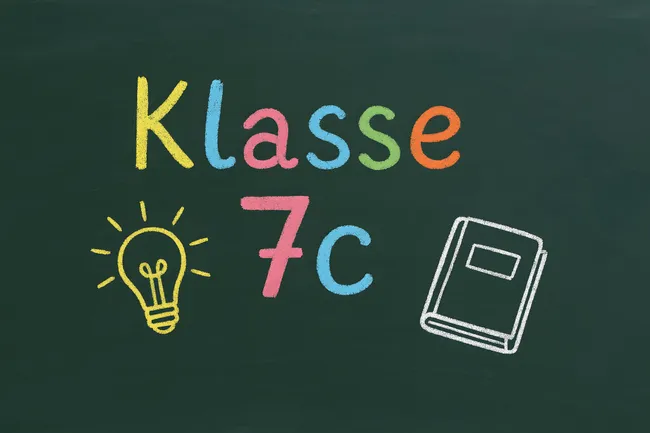 Bunte Kreidetafel mit Schule-Symbolen