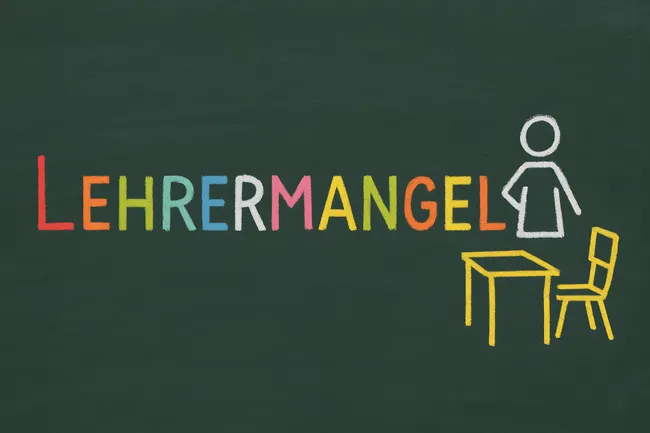 Bunte Kreidezeichnung zum Lehrermangel an Schulen