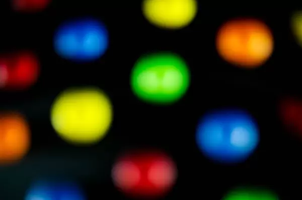 Bunte Kugeln vor dunklem Hintergrund mit Unschärfe fotografiert