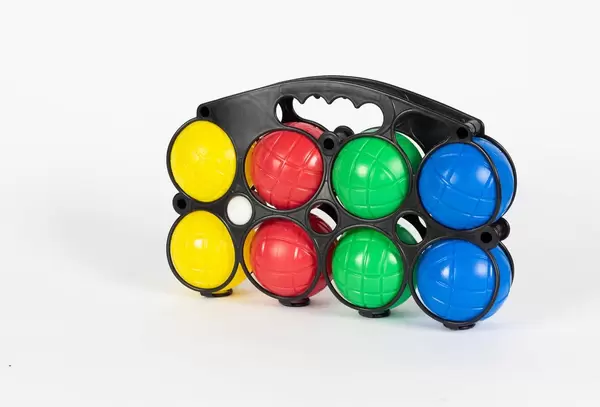 Bunte Kunststoff-Kugeln für Boule- und Boccia-Spiel im Tragekorb