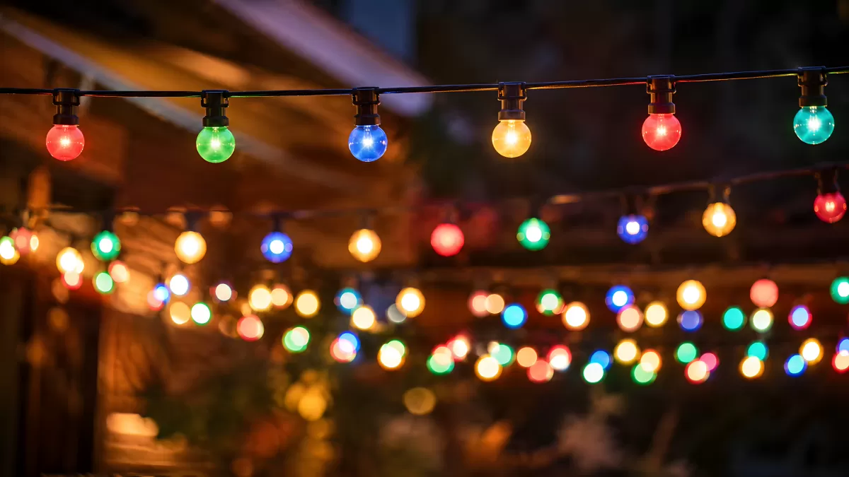 Bunte Lichterketten leuchten abends im Außenbereich