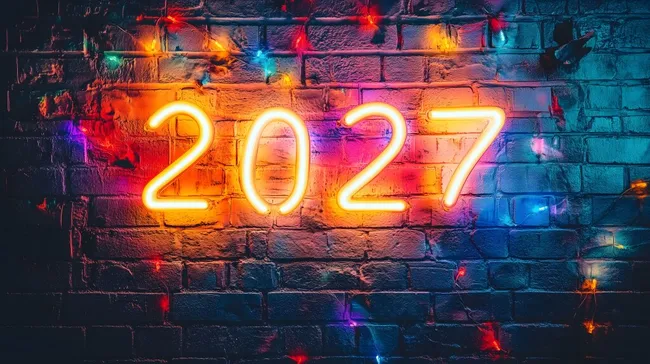 Bunte Lichtinstallation mit Jahreszahl 2027 auf Ziegelwand