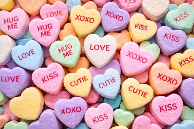Bunte Liebesherzen mit Schrift auf Zuckerkonfekt