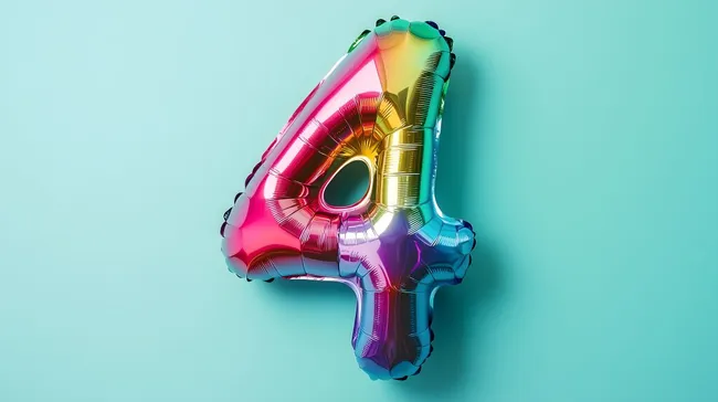 Bunte Luftballon-Figur der Zahl 4