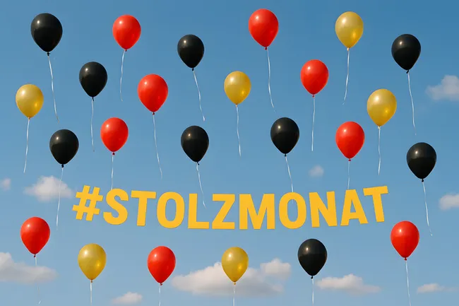 Bunte Luftballons am Himmel mit Hashtag-Motiv