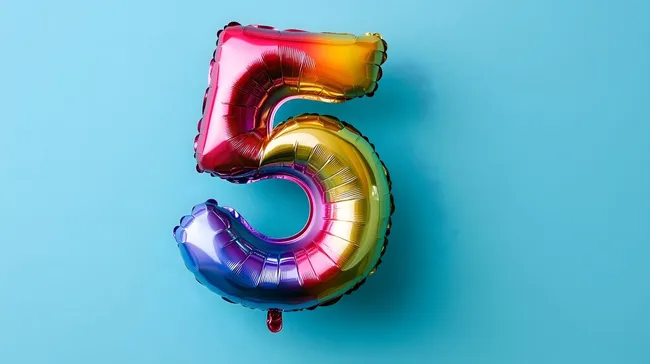 Bunte Luftballons in Form einer Fünf