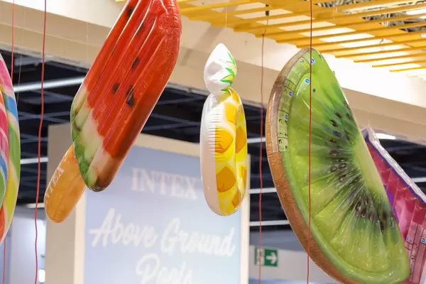 Bunte Luftmatratzen in Form von Stieleis und Obst