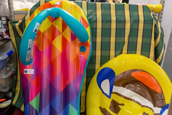 Bunte Luftmatratzen in verschiedenen Formen - IAW Köln 2018