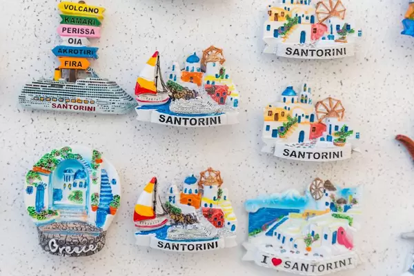 Bunte Magnete für Touristen auf dem griechischen Insel Santorini mit Bilder vom Dorf Oia und Booten