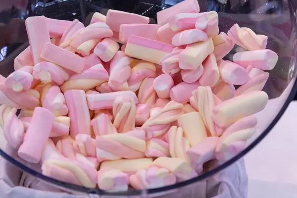 Bunte Marshmallows in einer Glasschale
