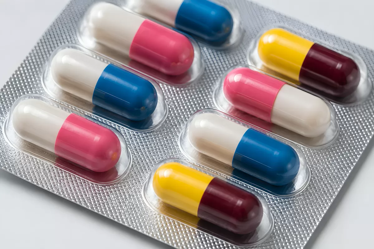Bunte Medikamentenkapseln in Blisterverpackung